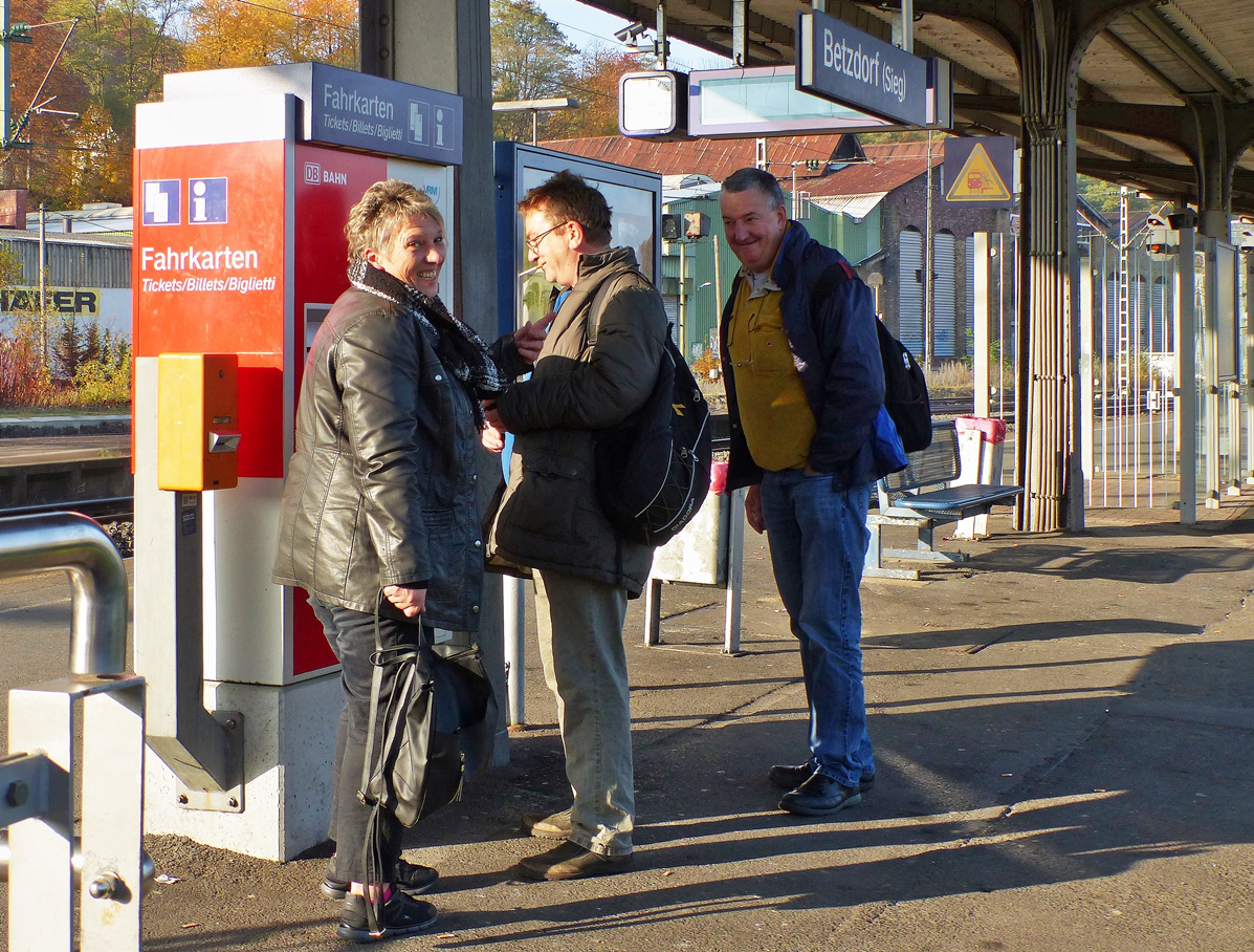 . Bei Kaiserwetter wird am Morgen des 31.10.2015 die Fahrkarte f�r die kleine Gruppe in Betzdorf (Sieg) gel�st. (Jeanny)