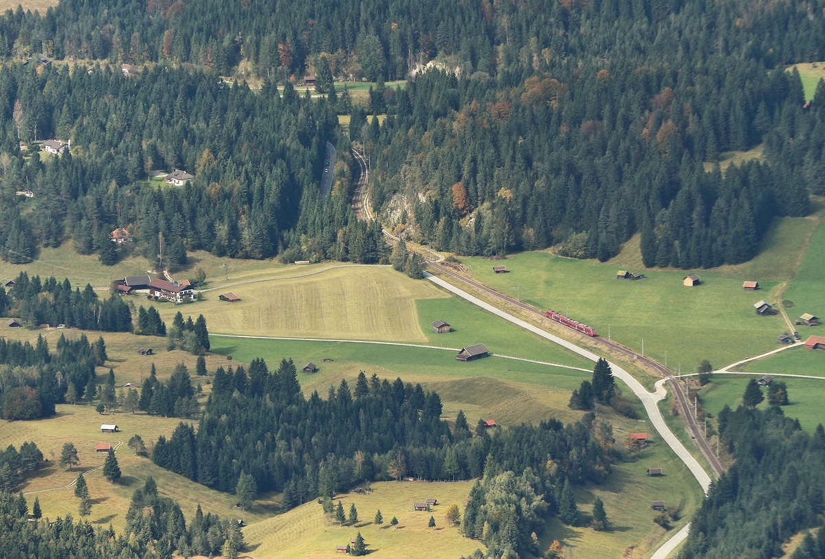 . Blick von 2244 Meter auf 933 Meter, von der Bergstation der Karwendelbahn auf unser Feriendomizil in Mittelwald, whrend die RB 5419 Seefeld in Tirol - Mnchen Hbf dem Bahnhof von Klais entgegenfhrt. 05.10.2015 (Jeanny)