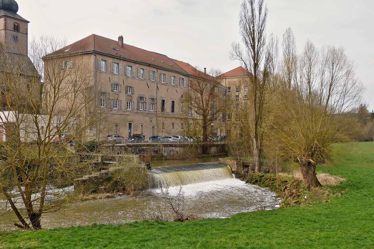 . Bouzonville - Die Nied. 03.04.2015 (Hans)

Sie entspringt im Gemeindegebiet von Marthille, im D�partement Moselle, und entw�ssert unter dem Namen Nied Fran�aise zun�chst in generell nordwestlicher Richtung. �stlich von Metz wendet sie sich nach Nordost und erreicht den Ort Cond�-Northen (dt.: Konden), wo von rechts ihr Schwesterfluss Nied Allemande (dt.: Deutsche Nied) einm�ndet. Ab hier �ndert sie ihren Namen auf Nied und �berschreitet nach einer L�nge von 97 Kilometern zwischen Guerstling und Niedaltdorf die Staatsgrenze zwischen Frankreich und Deutschland. Nach weiteren 17 Kilometern auf deutschem Hoheitsgebiet m�ndet sie nach einer Gesamtl�nge von 114 Kilometern im Gemeindegebiet von Rehlingen-Siersburg als linker Nebenfluss in die Saar.

Zwischen den beiden Schwesterfl�ssen, der deutschen und der franz�sischen Nied, verl�uft die Sprachgrenze zwischen moselfr�nkischem Dialekt und franz�sischen Dialekten und somit auch die deutsch-franz�sische Sprachgrenze.