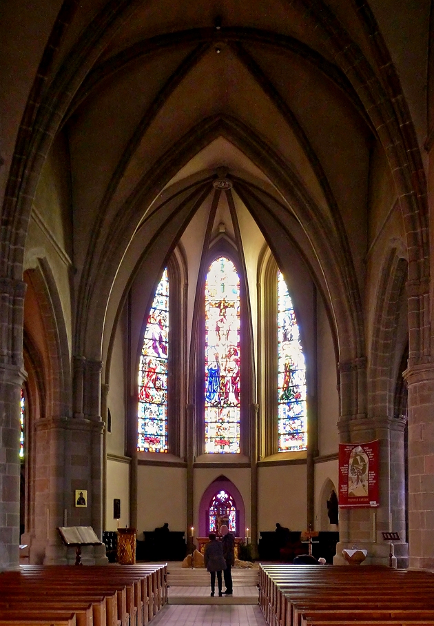 . Bouzonville - Innenansicht der ehemaligen Klosterkirche Heilig Kreuz (Sainte Croix). 03.04.2015 (Hans)

Die Kirche enth�lt trotz der zahlreichen Zerst�rungen der vergangenen Zeiten noch historische Ausstattungsst�cke wie z. B. eine Kreuzigungsdarstellung aus dem 15. Jahrhundert in der S�dapsis, eine Statue des hl. Benedikt von Nursia aus dem 17. Jahrhundert im Chor sowie das Chorgest�hl mit fig�rlichen Schnitzereien aus der Barockzeit (Ende 18. Jahrhundert). Die modernen Ausstattungsst�cke im Chorbereich und der Kreuzweg stammen aus dem Jahr 1985 und thematisieren Szenen aus dem Buch Exodus (Bildhauer Claude Michel):
- Altar: Brennender Dornbusch, Gesetzgebung auf dem Sinai, Osterlamm und Eherne Schlange, Das Manna- und Wachtelwunder
- Ambo: Das Felsenwasserwunder des Mose in der W�ste
- Tabernakel: Die Bundeslade

