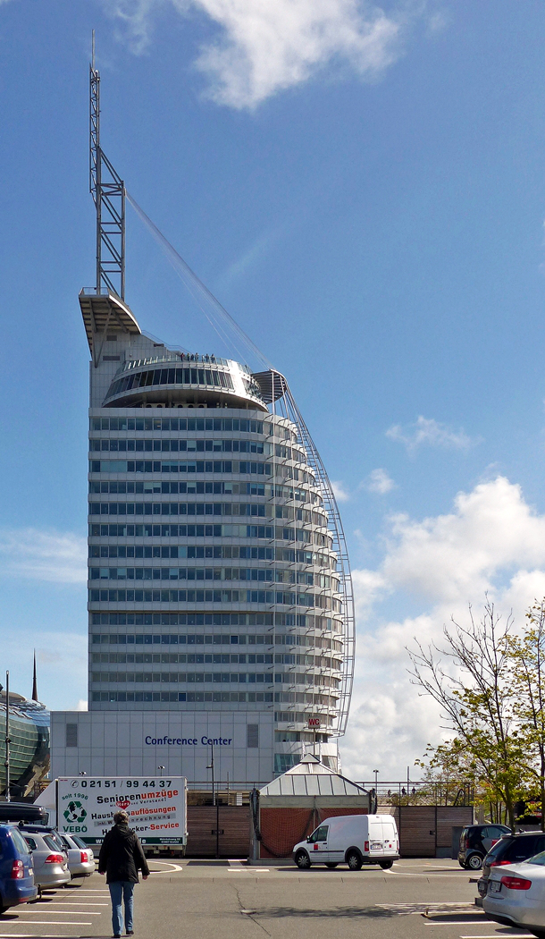 . Bremerhaven - Das Sail City Hochhaus mit seiner Aussichtsplattform, die grandiose Ausblicke gew�hrt. 03.05.2016 (Jeanny)