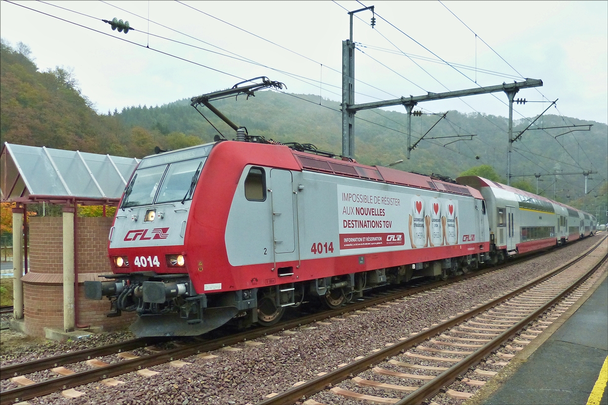 . CFL hat wieder eine Werbelok,  4014 mit Werbung fr die neuen TGV Verbindungen ab Luxemburg, nach Strabourg in 1 Std und 39 min, nach Lyon in 5 Std 33 min; nach Marseille in 7 Std 23 min, gesehen bei trbem Wetter am 08.10.2016 in Kautenbach.