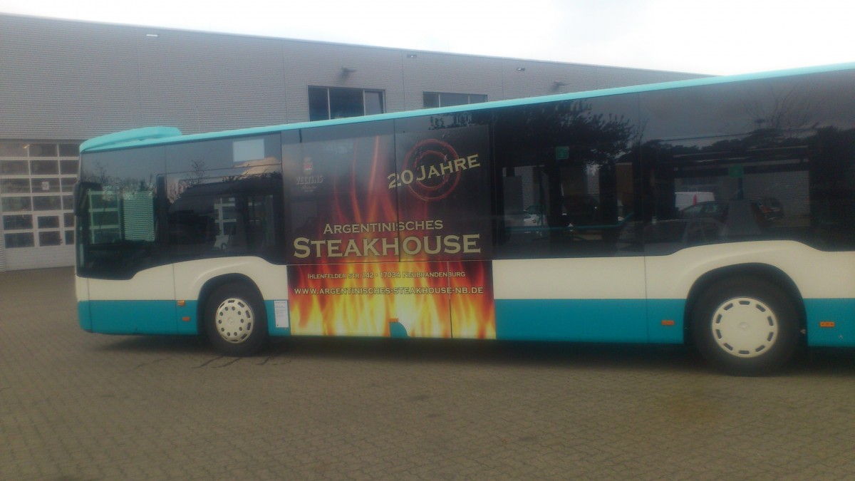 .... und dann nochmal paar Bilder von NB SW 591 erstand bei Mercedes zur Reparatur (etwas größeres) weil eigentlich sonst alles in den Betriebseigenen Werkstätten repariert wird 
...und dann immer noch mit der Werbung für das Steakhouse 