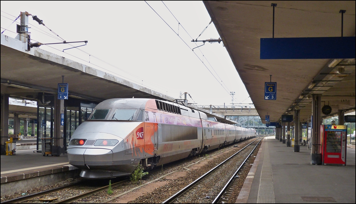 . Das Messfahrzeug TGV Iris 320 verlsst am 30.09.2013 den Bahnhof von Mulhouse. (Hans)

Als TGV Iris 320 bezeichnet die franzsische Staatsbahn SNCF einen als Messfahrzeug eingesetzten TGV-Triebzug. Der zehnteilige Triebzug dient insbesondere zur regelmigen berprfung der franzsischen Hochgeschwindigkeitsstrecken. Er verkehrt dabei mit Geschwindigkeiten von bis zu 320 km/h und trgt daher seinen Namen.

Der Triebzug wird planmig aus zwei Triebkpfen und acht Mittelwagen des TGV Rseau gebildet.

Der erste Mittelwagen entspricht dabei dem so genannten Mlusine, einem seit 1988 verwendeten TGV-Messwagen. Im zweiten und dritten Wagen sind Steuerungssysteme untergebracht. Der vierte und fnfte Wagen nimmt eine Bar sowie Empfangsrume fr Gste auf. Die drei weiteren Wagen nehmen zehn Abteile der ersten Klasse und eine Kche auf; die Einrichtung eines Lounge-Bereiches fr ein Dutzend Personen ist geplant. Im Zug ist auch eine Dusche installiert.

Rund 150 Sensoren, sowie etwa 20 Kameras, sind an dem Triebzug installiert. Das Zugteam setzt sich aus zwei Triebfahrzeugfhrern und sieben Ingenieuren und Technikern zusammen.

Seit 1988 nutzten die SNCF fr Messfahrten an den Hochgeschwindigkeitsstrecken den Mlusine, einen Messwagen, der in regulre TGV-Zge eingereiht wurde. 2002 fiel die Entscheidung, einen Messzug fr den Hochgeschwindigkeitsverkehr zu entwickeln, der ohne Beeintrchtigung des brigen Verkehrs zu Messfahrten eingesetzt werden knnen sollte.

2003 wurde die TGV-Rseau-Einheit 4530 aus dem Regeldienst gestellt und erhielt im Betriebswerk Hellemmes bis 2006 die notwendigen nderungen.

Das Fahrzeug kommt, wochenweise abwechselnd, auf konventionellen und auf Hochgeschwindigkeitsstrecken zum Einsatz. Da die Hchstgeschwindigkeit des Fahrzeuges mit 320 km/h der Hchstgeschwindigkeit der franzsischen Schnellfahrstrecken entspricht, kann sich der Triebzug Messfahrten im laufenden TGV-Betrieb, ohne Verlangsamung des brigen Verkehrs, vornehmen. Neben dem franzsischen kann auch das belgische Netz befahren werden.

Dabei werden unter anderem die Gleislage, die gegenseitige Beeinflussung von Gleis und Fahrzeug, die Signalsysteme, die Durchgngigkeit der Stromversorgung sowie die Druckverhltnisse bei Zugbegegnungen und in Tunnels gemessen.

Die Messeinrichtungen befinden sich an beiden Zugenden sowie in der Mitte der Triebzuges. Die Auswertung der gewonnenen Daten erfolgt auf dem Zug in Echtzeit. Strungen an der Strecke knnen mit einer Genauigkeit von fnf Metern lokalisiert werden.
