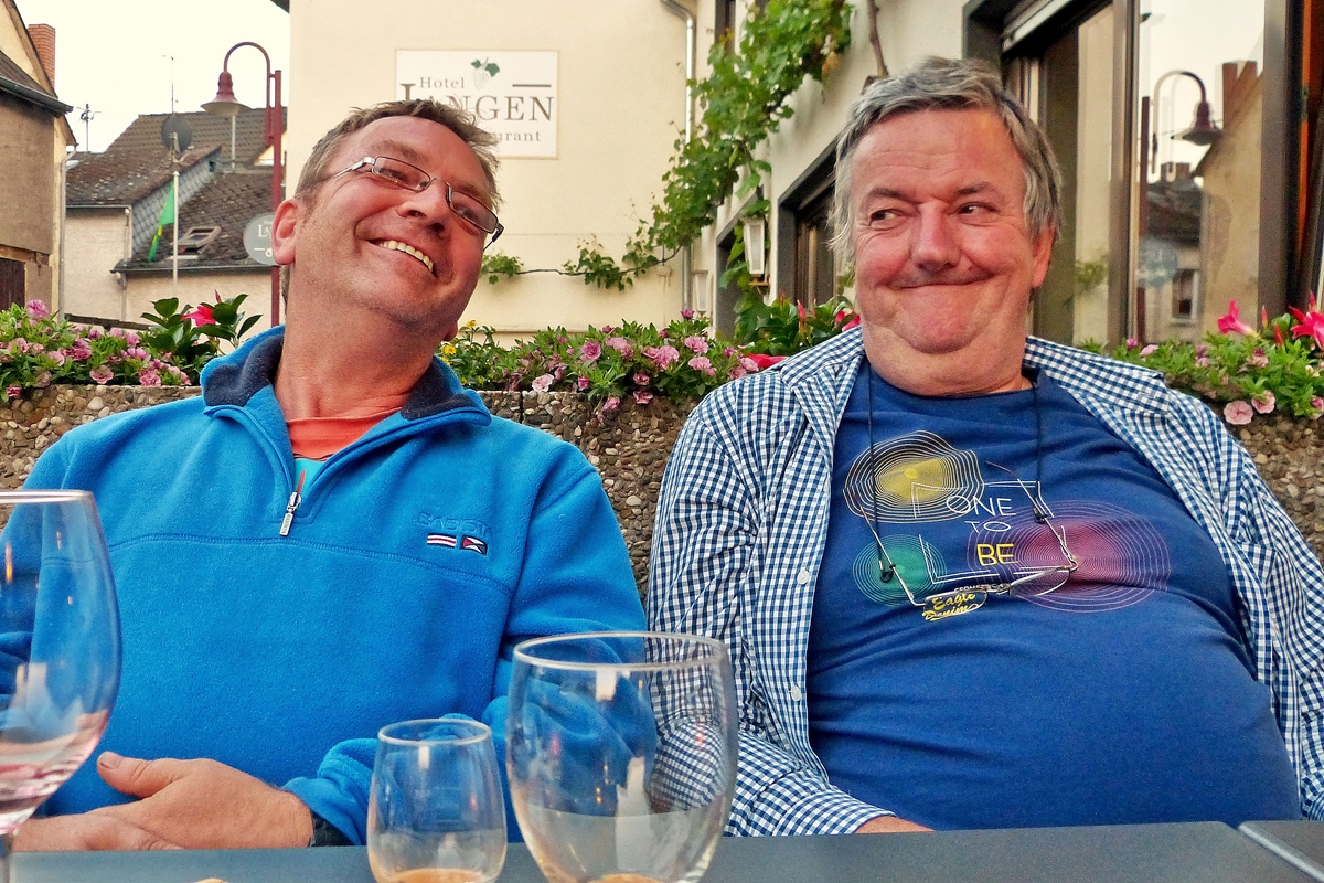 . Den beiden scheint es ja pr�chtig zu gehen. Kattenes, 21.06.2014 (Jeanny)