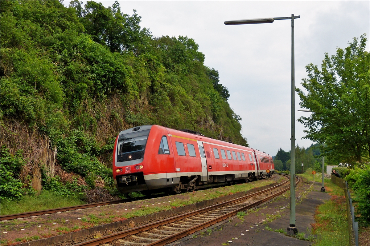 . Der DB Regio 612 143 erreicht am 26.05.2014 den Bahnhof von Runkel. Rechts im Bild ist ein eifriger Bahnfotograf zu sehen, der ebenfalls sein Mittagessen im vorzglichen Restaurant  Zum Gterschuppen  unterbrochen hat, um den Zug abzulichten. (Hans)