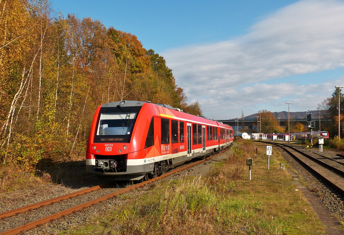 . Der dreiteilige Dieseltriebzug ALSTOM Coradia LINT 81 - 620 019 / 621 019 / 620 519 der DB Regio (VAREO), als RB 25 - Oberbergische Bahn (Meinerzhagen - Kln Hansaring) fhrt am 02.11.2014 in den Bahnhof Dieringhausen (zu Gummersbach) ein. (Hans)