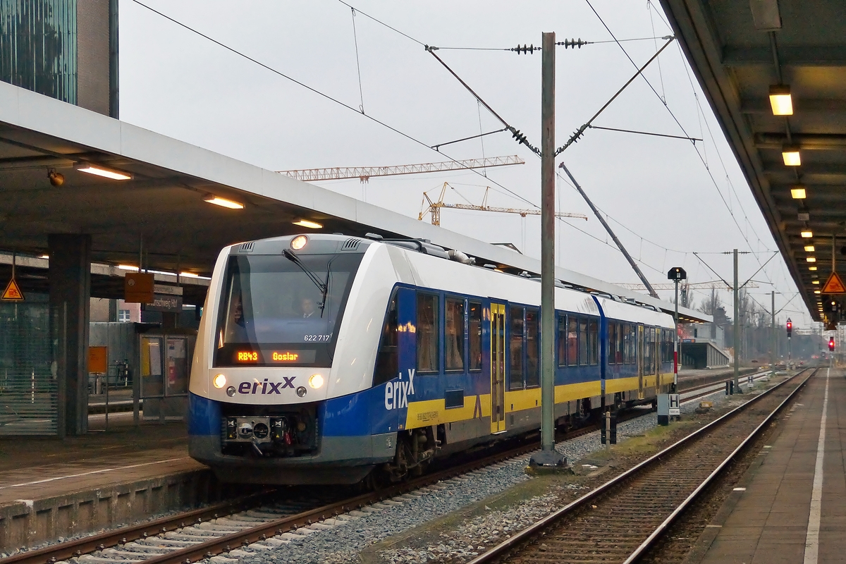 . Der erixx 622 717 (95 80 0622 717-6 D-ERIXX), ein Alstom LINT 54, wartet am 05.01.2015 als RB 43 nach Goslar im Braunschweiger Hauptbahnhof auf die Abfahrt. (Hans)