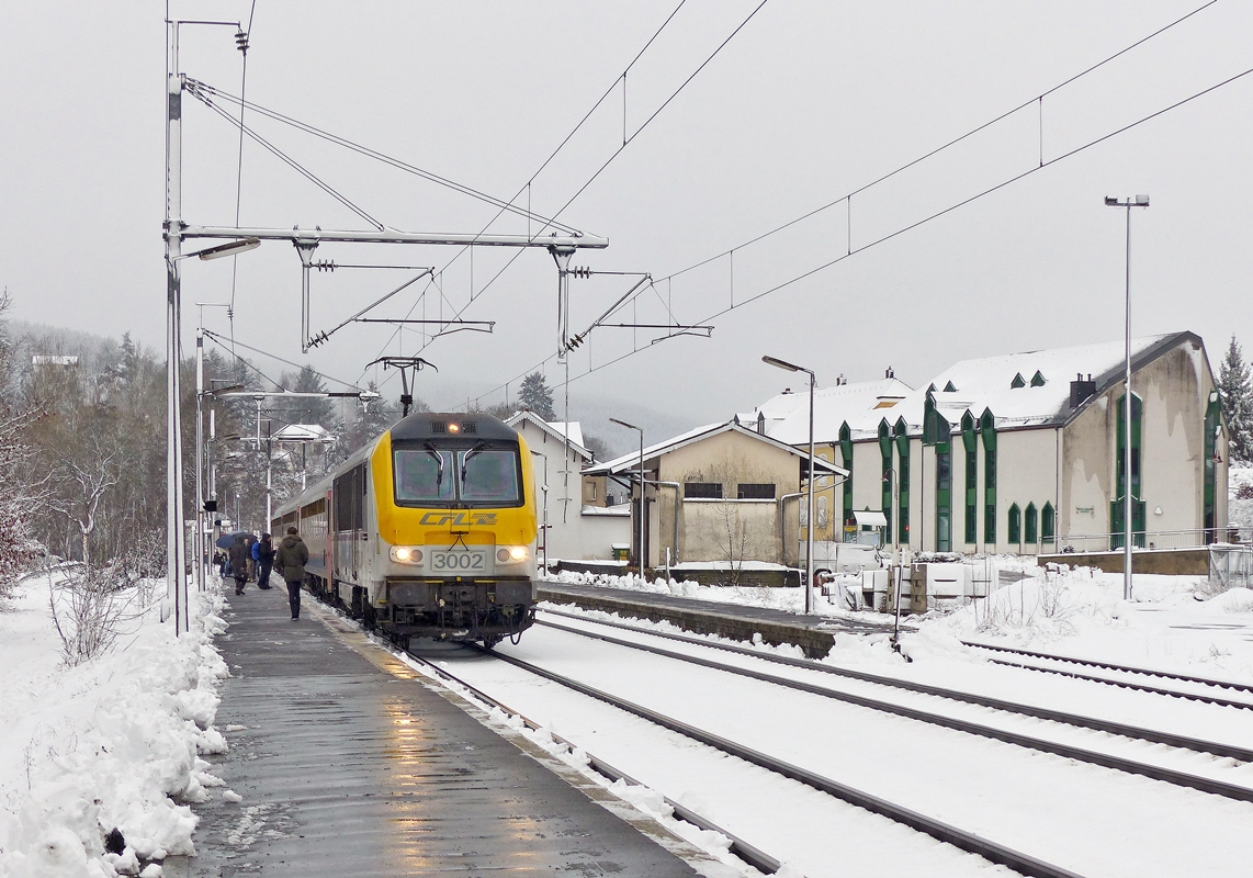 . Der erste Schnee 2014 - Die 3002 zieht am 27.12.2014 den IC 110 Liers - Luxembourg mit einer 5 mintigen Versptung in den Bahnhof von Wilwerwiltz und nahm auch die Fahrgste des RE 3836 mit. (Jeanny)

Die ehemaligen IR Luxembourg - Liers - Luxembourg fahren seit dem Fahrplanwechsel als IC, sodass doch noch IC in Luxemburg verkehren. ;-)