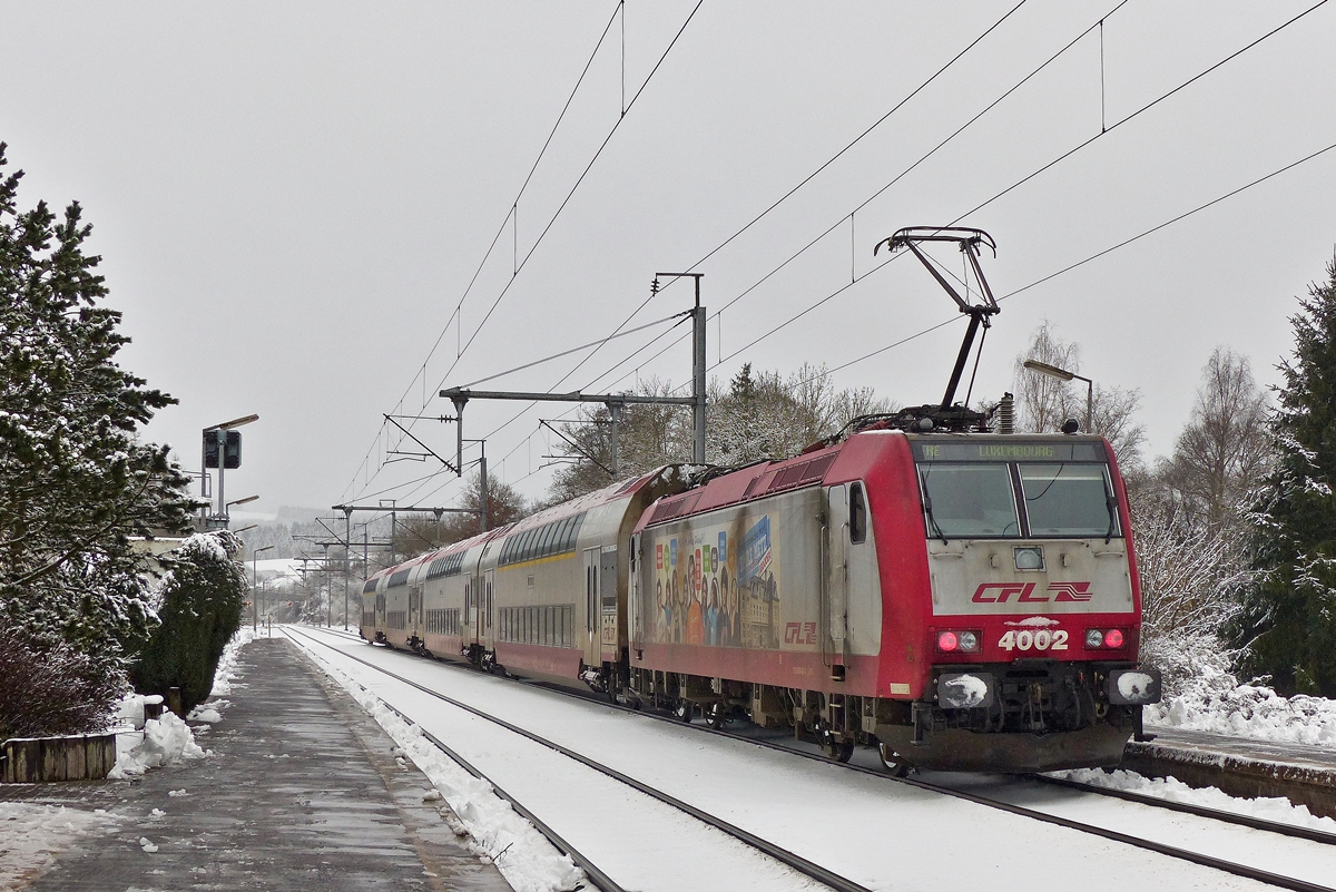 . Der erste Schnee 2014 - In Wilwerwiltz stand der RE 3836 Troisvierges - Luxembourg am Bahnsteig und htte schon lngst wieder unterwegs sein mssen. Der Lokfhrer erklrte uns, dass es Probleme mit den Tren gbe. Er liess smtliche Fahrgste aussteigen und fuhr wenig spter mit dem leeren Zug nach Luxemburg. 27.12.2014 (Jeanny)