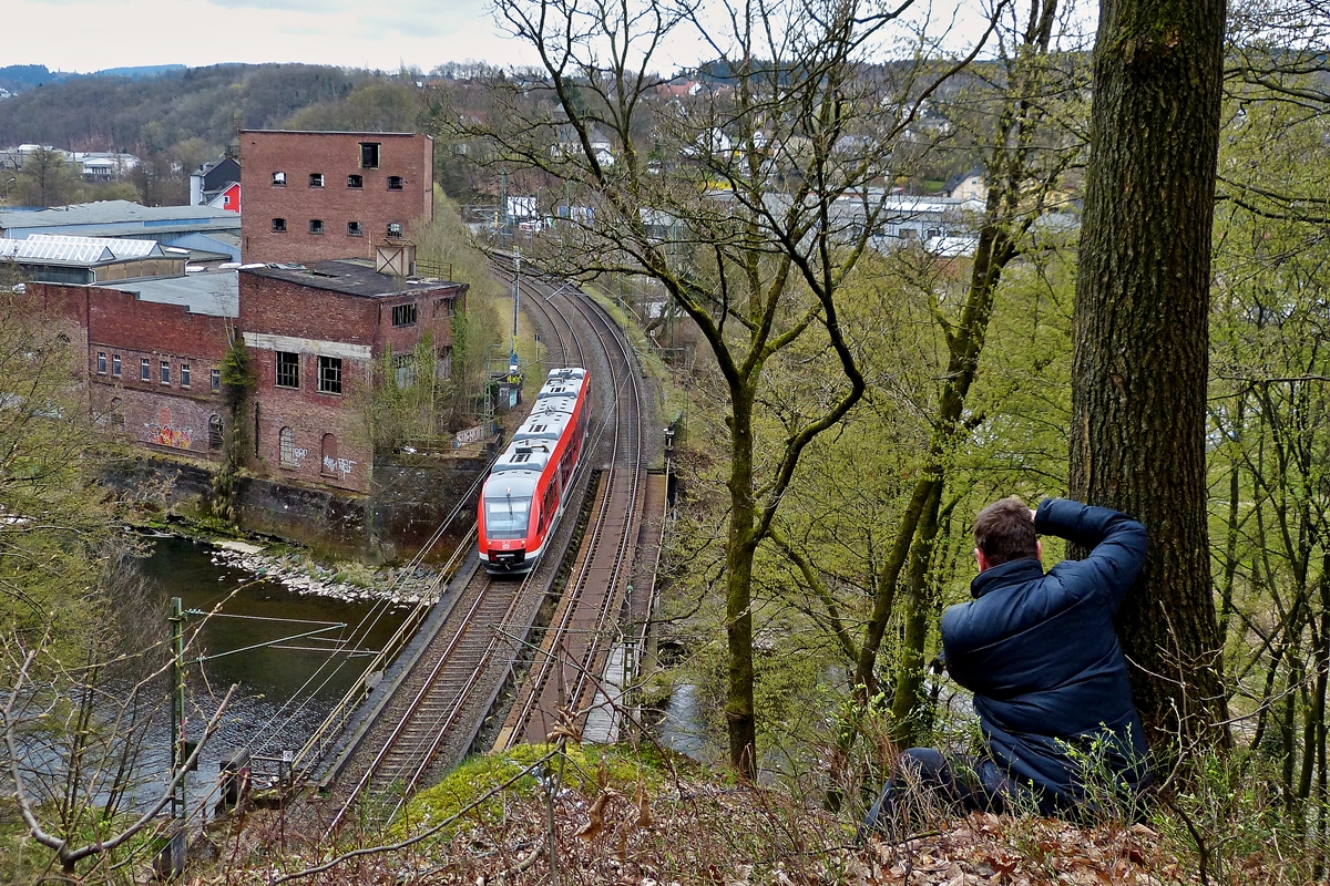 . Der Fotograf und sein Sujet - Ein Alstom Coradia LINT 41 der DreiLnderBahn als RB 95 (Dillenburg - Siegen - Au/Sieg) hat soeben den Bahnhof Scheuerfeld/Sieg verlassen und nhert sich dem Mhlburg Tunnel. 22.04.2014 (Jeanny)