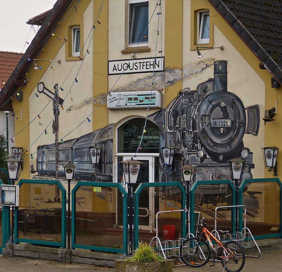 . Der Giebel der Bahnhofsgaststtte in Augustfehn trgt eine tolle Wandmalerei und konnte aus dem vorbei fahrenden IC fotografiert werden. 11.10.2014 (Hans) 