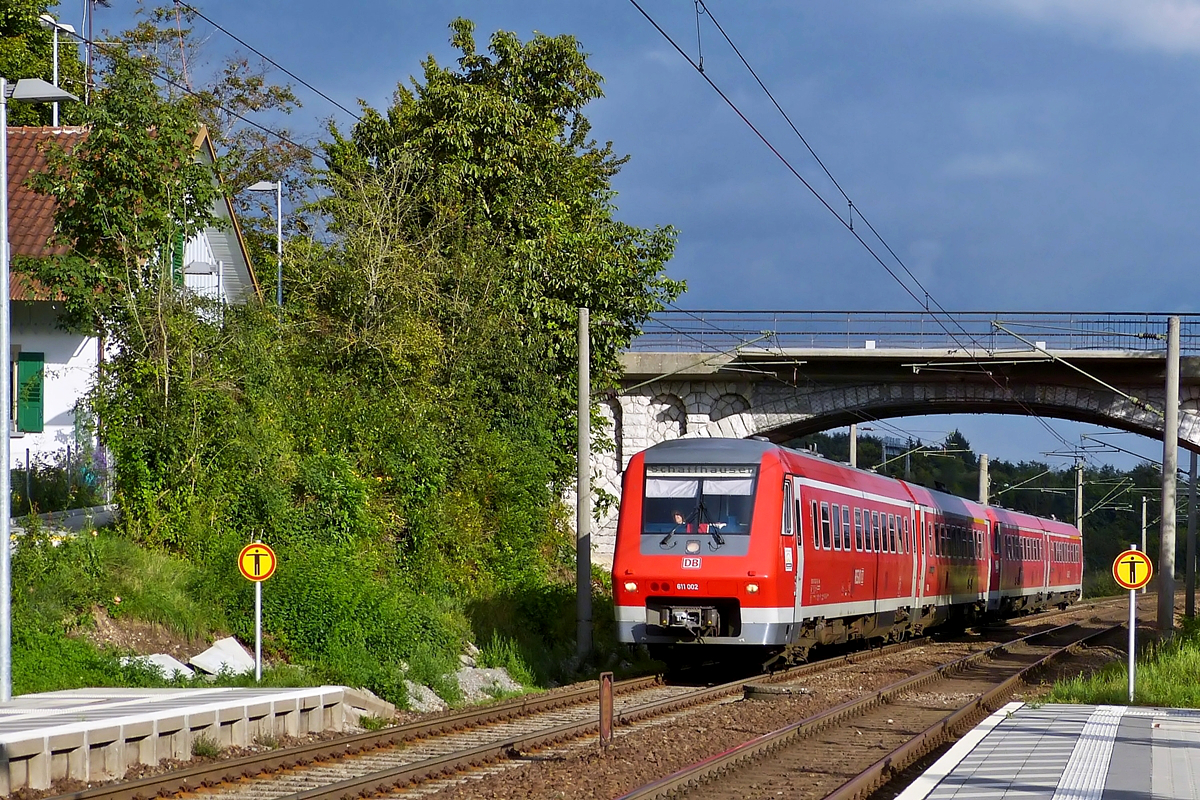 . Der Himmel zeigte sich von seiner bedrohlichen Seite am 13.09.2012 in Bietingen, als der DB Regio Triebzug 611 002 die dortige Haltestelle erreichte. (Jeanny)