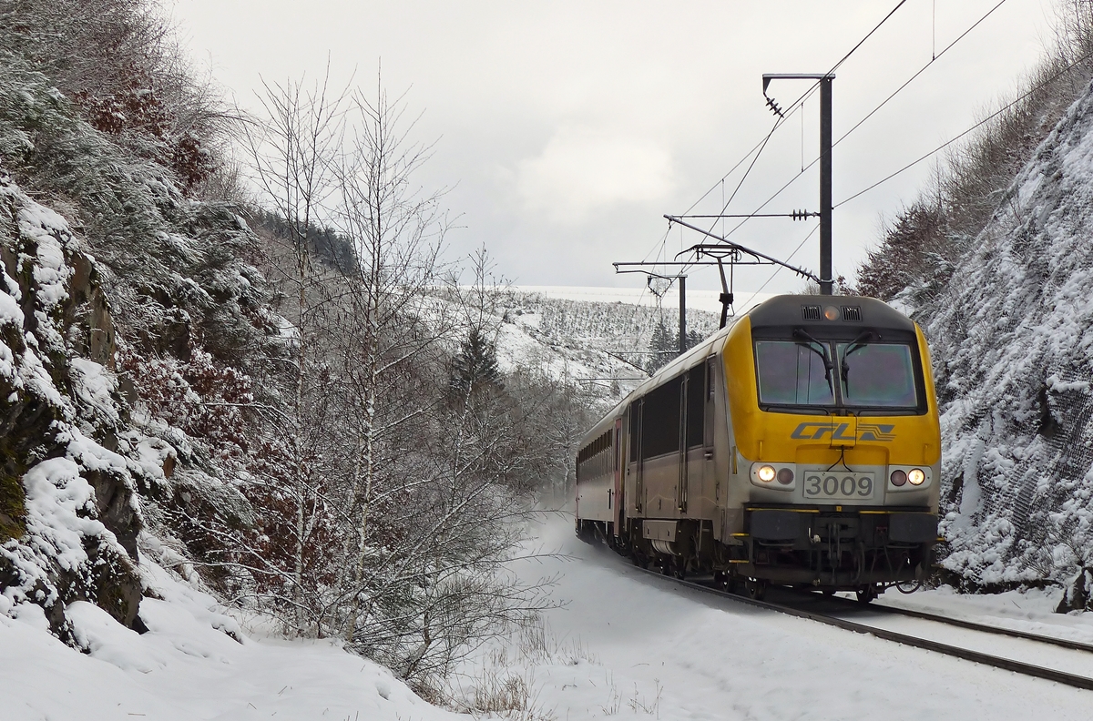 . Der IC 113 Luxembourg - Liers hat soeben die nicht mehr existierende Haltestelle Maulusmhle durchfahren und befindet sich jetzt auf dem Weg zum Bahnhof von Troisvierges. 02.02.2015 (Jeanny)
