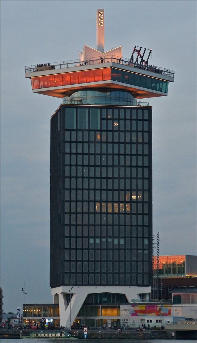 . Der mit der Spitze fast 100 Meter messende A’dam Turm am IJ Ufer in Amsterdam, wurde im Jahr 1967 gebaut und ab 1971 bis 2009 von der Firma Shell als B�rogeb�ude genutzt. Nach mehrj�hrigen Renovierungsarbeiten ist der Turm mit einem Restaurant in der oberen Etage und dar�ber einer Aussichtplattform mit 2 Freiluftschaukeln seit dem 14. Mai 2016 f�r jedermann zug�nglich. In den Fenstern des Restaurants leuchtet noch das Rot der untergehenden Sonne. 24.09.2016 (Hans)