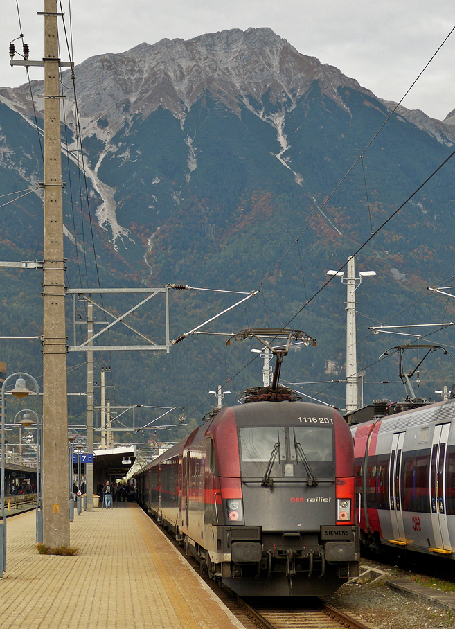 . Der BB Taurus 1116 201 hat am 06.10.2015 einen Railjet in den Hauptbahnhof von Innsbruck gedrckt. (Hans) 