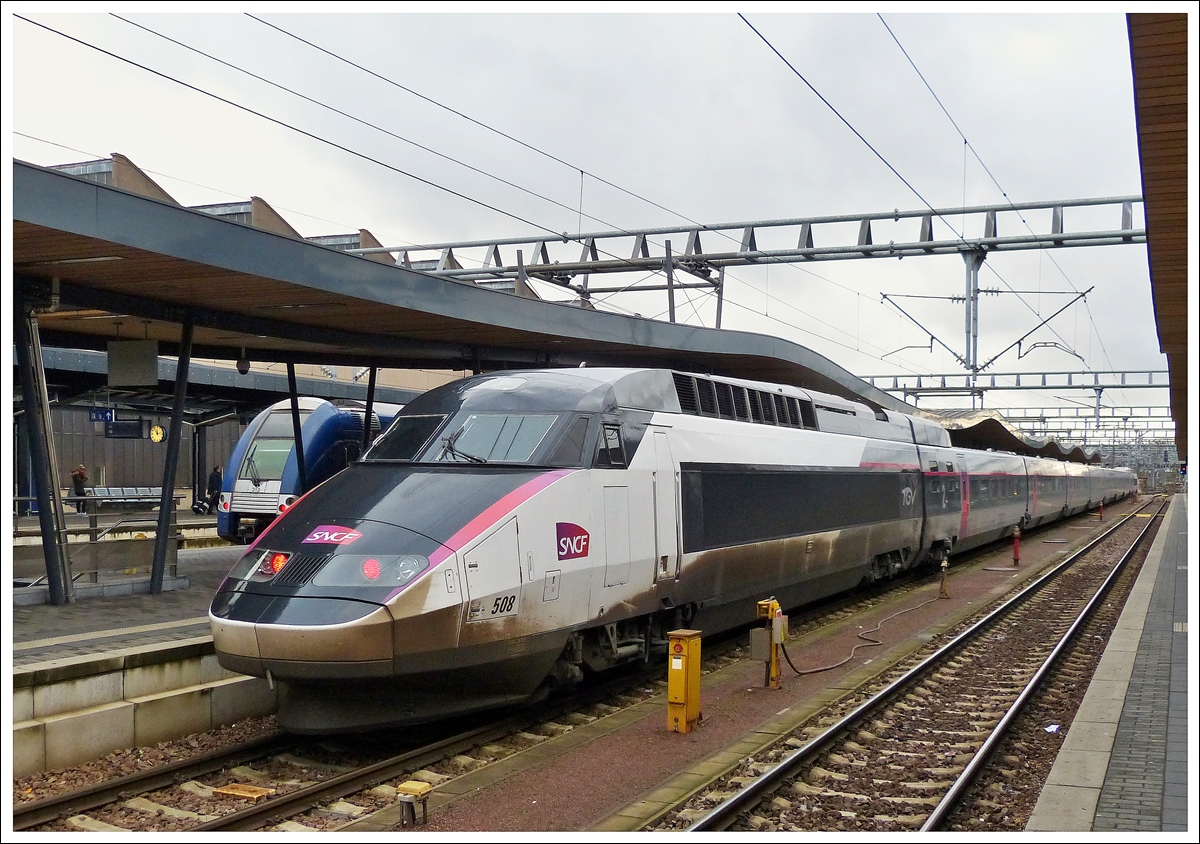 . Der TGV Rseau 508 in den Carmillon Farben wartet am 08.01.2014 im Bahnhof von Luxemburg auf die Abfahrt nach Paris Est. (Hans)