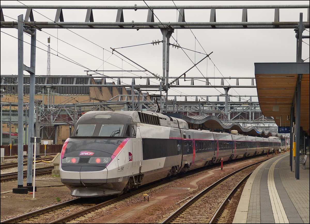 . Der TGV Rseau 541 stand am 12.10.2013 am Bahnsteig in Luxemburg Stadt. (Hans)