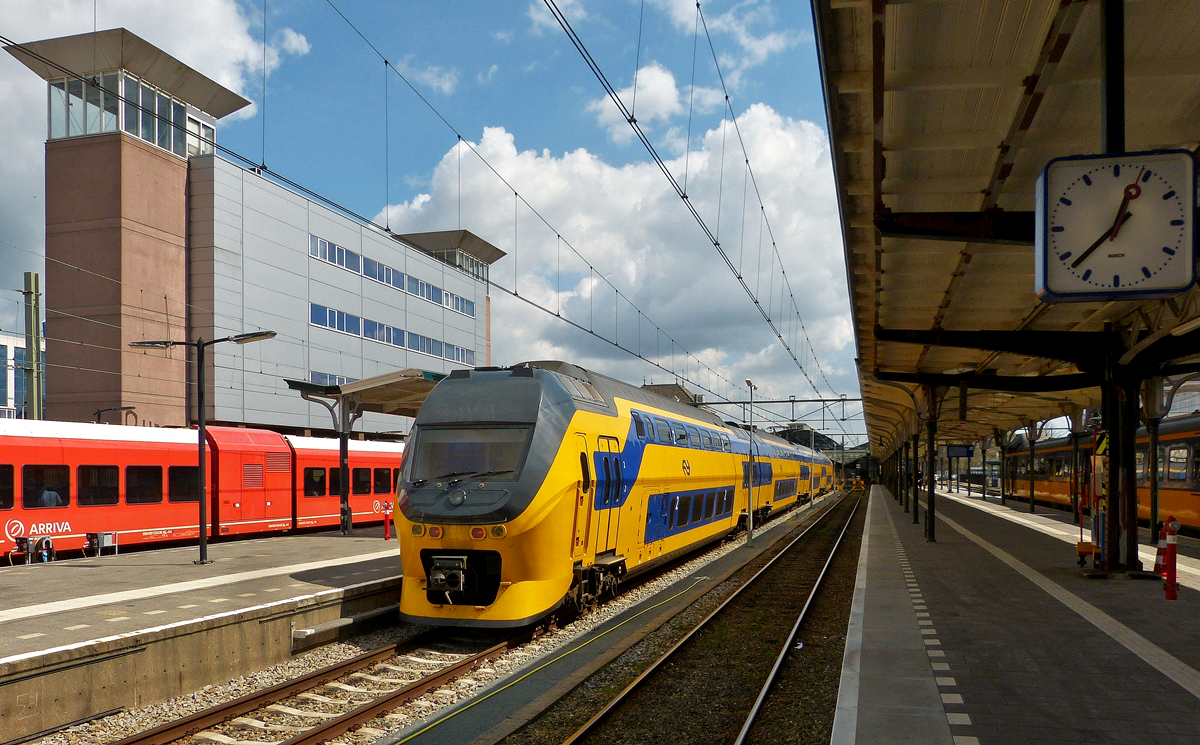 . Der vierteilige NS VIRM (Verlengd interregiomaterieel) 9585 hat am 04.05.2016 den Bahnhof von Leeuwarden erreicht. (Hans) 