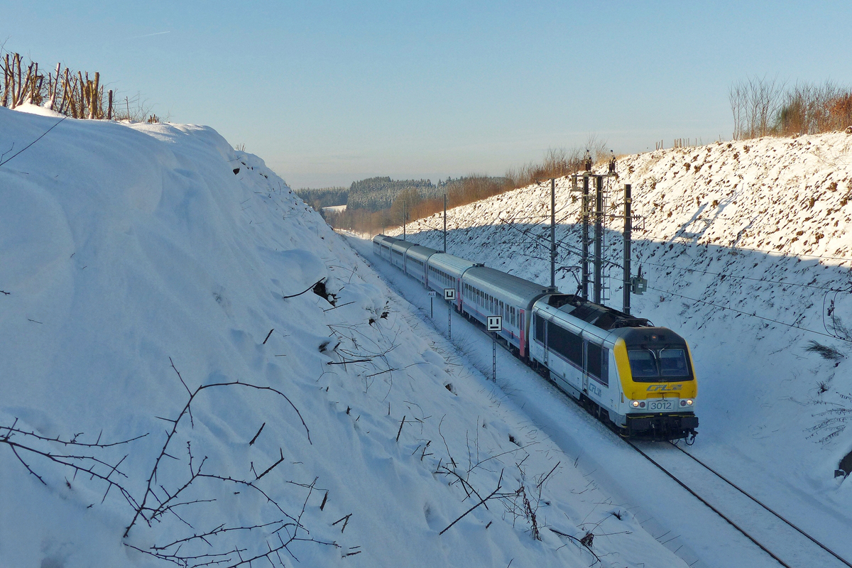 . Der Winter hat den hohen Norden Luxemburgs fest im Griff - In Hautbellain zieht die 3012 den IC 114 Liers - Luxembourg ber die belgisch-luxemburgische Grenze und fhrt dem Bahnhof von Troisvierges entgegen. 19.01.2016 (Jeanny) 