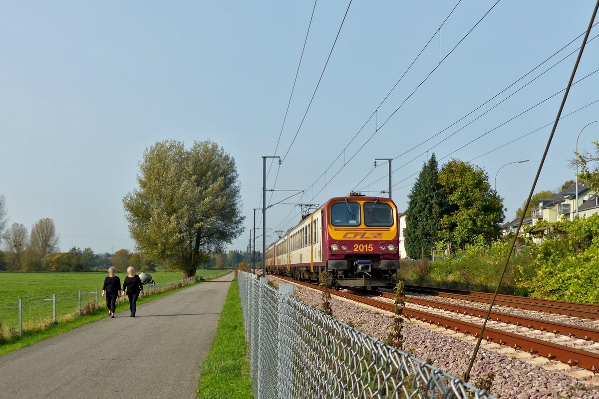 . Der Z 2015 dicht gefolgt von Z 2018 brausen zusammen als RB 3639 Diekirch - Luxembourg ber die Nordstrecke in der Nhe von Rollingen/Mersch. 16.10.2017 (Jeanny) 