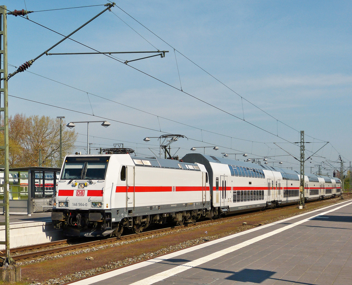 . Die 146 564-0 (91 80 6146 564-0 D-DB) mit einem IC 2 am Haken erreicht am 06.05.2016 den Hauptbahnhof von Emden. Der Zug verkehrte als IC 2201 Norddeich Mole - Kln HBF. (Hans)