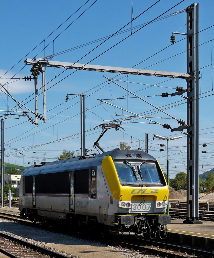. Die 3007 setzt am 12.09.2014 im Bahnhof von Ettelbrck um. (Hans)