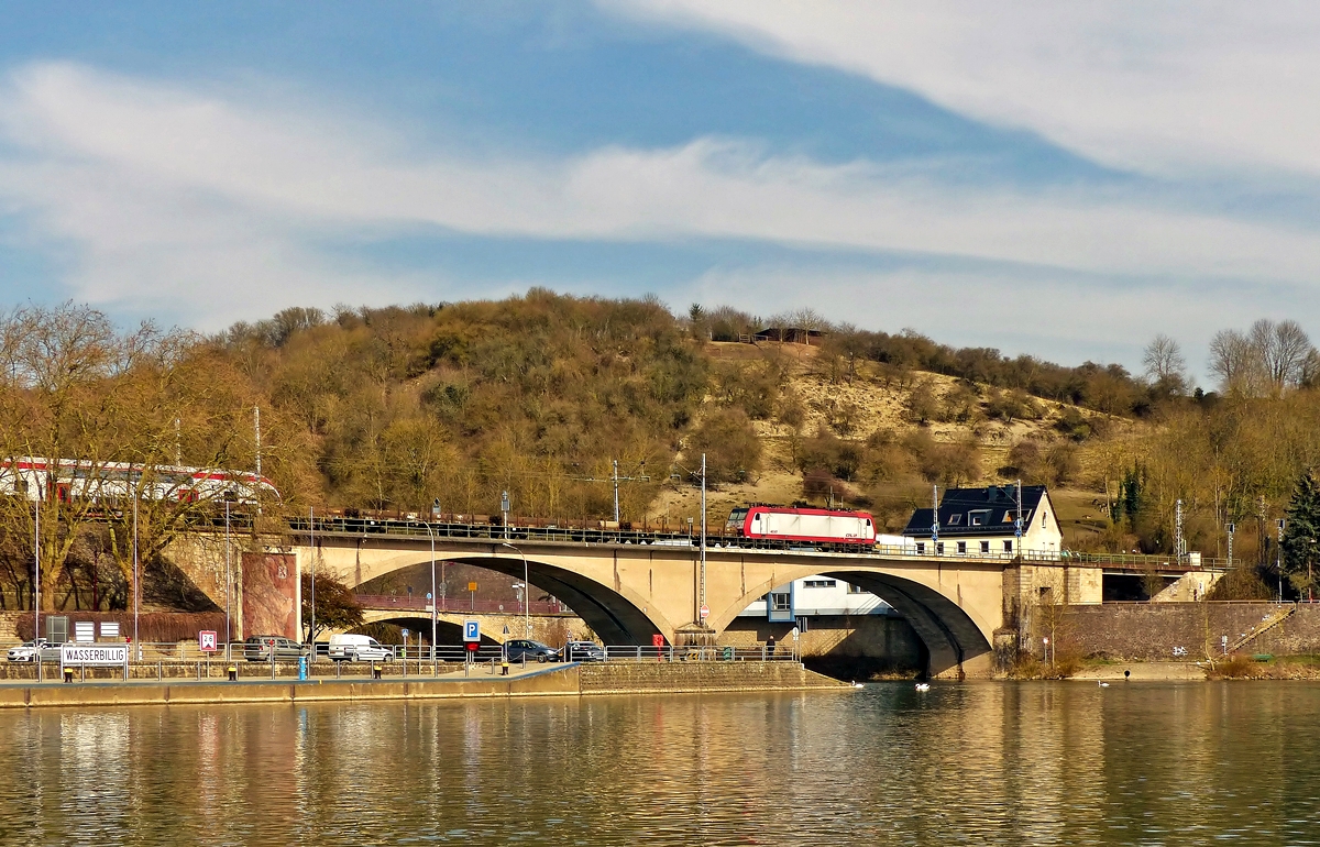 . Die 4017 zieht am 17.03.2015 einen Gterzug ber die Sauerbrcke in Wasserbillig in Richtung Trier, whrend links noch der CFL KISS aus dem Bild fhrt. (Jeanny)