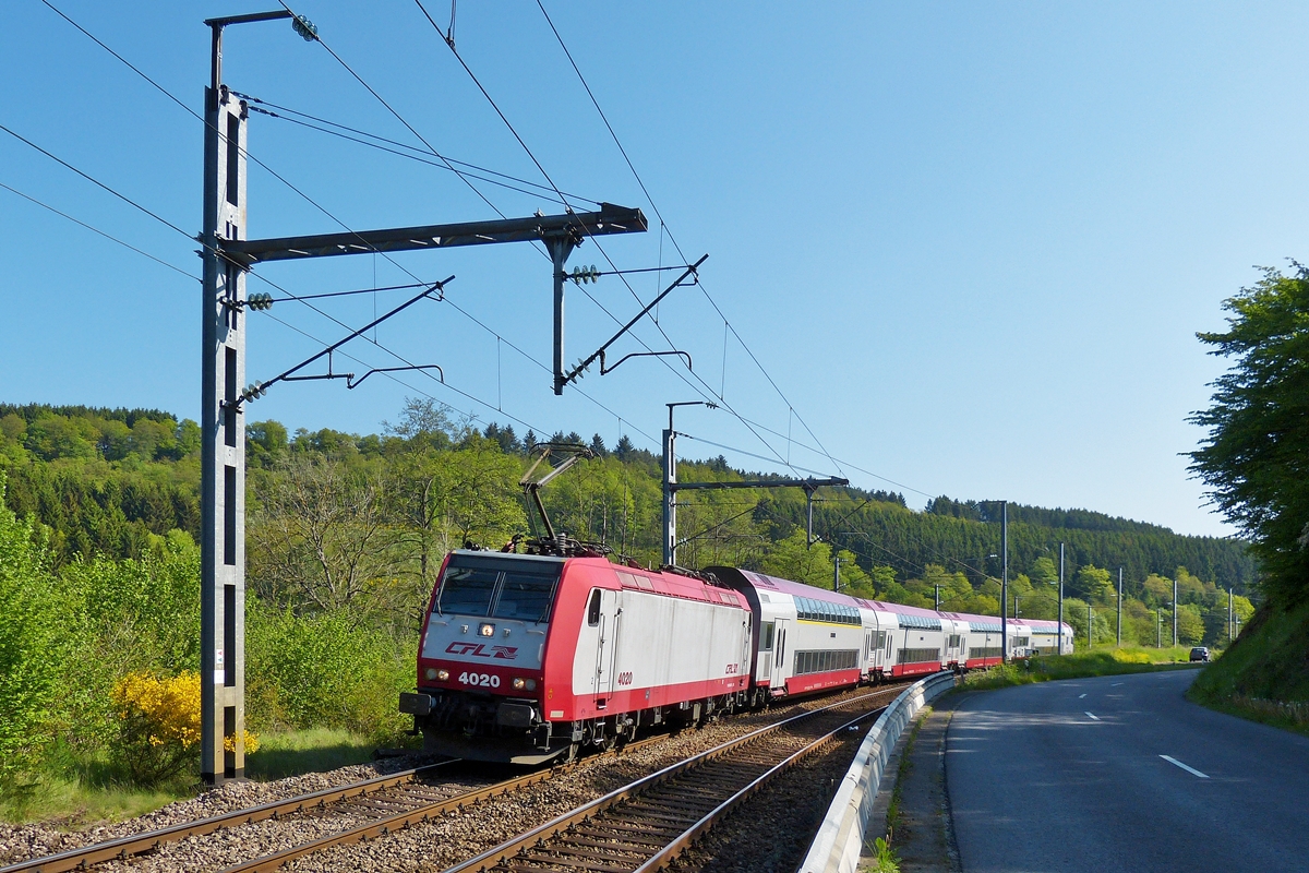 . Die 4020 zieht den IR 3735 Troisvierges - Luxembourg durch das beschauliche Tal der Clerve zwischen Drauffelt und Enscherange. 18.05.2014 (Hans)