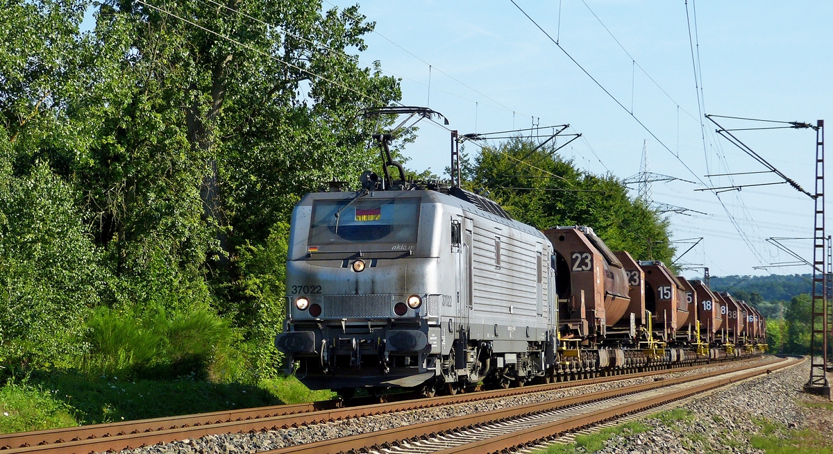 . Die Akiem BB 37022 kommt am Anschluss zum Kraftwerk Ensdorf mit dem Suppenzug aus Vlklingen und fhrt in Richtung Dillinger Htte. Wie ein Tausendfler reihen sich die Torpedowagen hinter der Lok ein. 18.07.2014 (Hans)