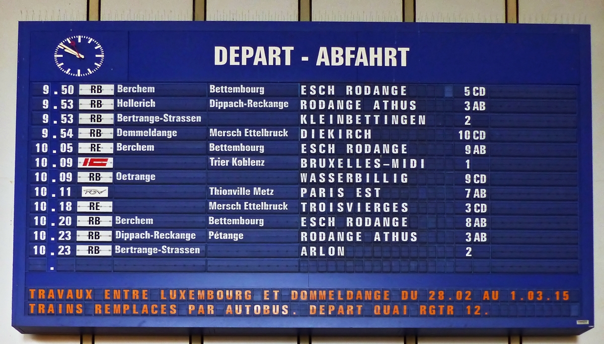 . Die Anzeigetafel im Bahnhof von Luxemburg am 27.02.2015