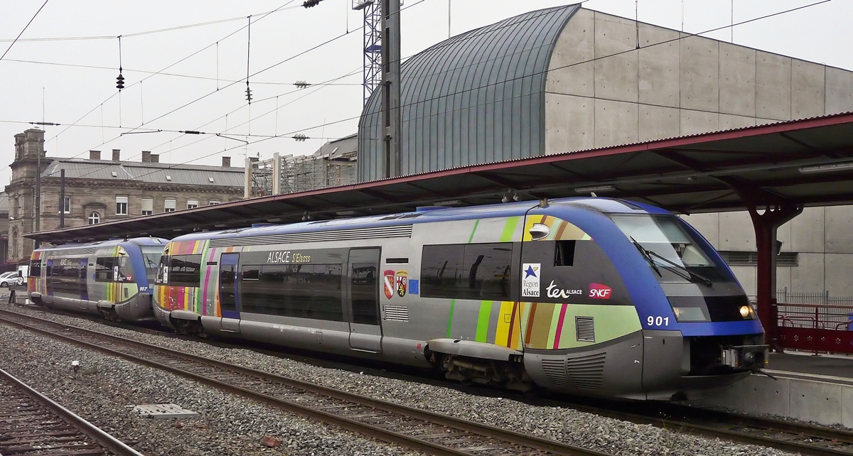 . Die beiden SNCF TER Alsace  baleines bleues  X 73901 und X 73907 warten am 31.10.2011 im Bahnhof von Straburg auf die Abfahrt nach Offenburg. (Hans)