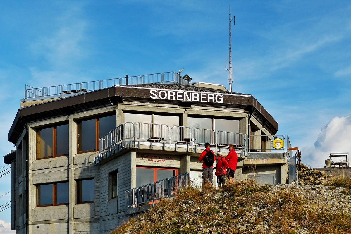 . Die Bergstation der Luftseilbahn Srenberg-Brienzer Rothorn (LSBR) mit Beiwerk fotografiert am 27.09.2013. (Hans)