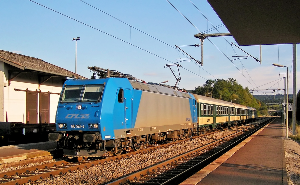 . Die blaue Periode auf Luxemburgs Schienen - Die Mietlok 185 524-6 erreicht im Abendlicht des 29.09.2004 mit einer Wegman Garnitur den Bahnhof von Wilwerwiltz. (Hans)

Diese Lok wurde 2003 unter der Fabriknummer 33614 bei Bombardier in Kassel gebaut. Sie wurde vom 22.12.2003 bis zum 29.05.2006 im CFL Personenverkehr eingesetzt und war von Locomotion Capital gemietet.