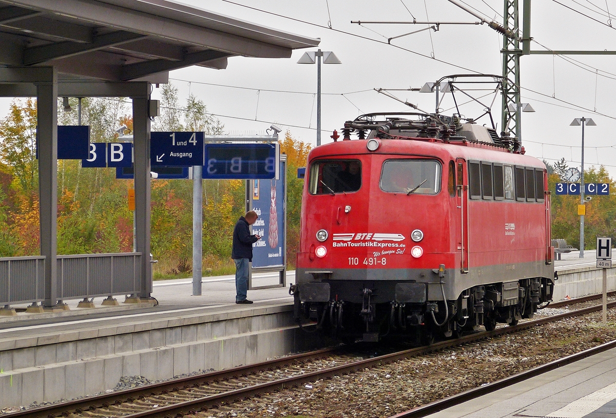 . Die Bgelfalte 110 491-8 der BahnTouristikExpress GmbH stand am 09.10.2015 in Murnau am Bahnsteig. (Hans)