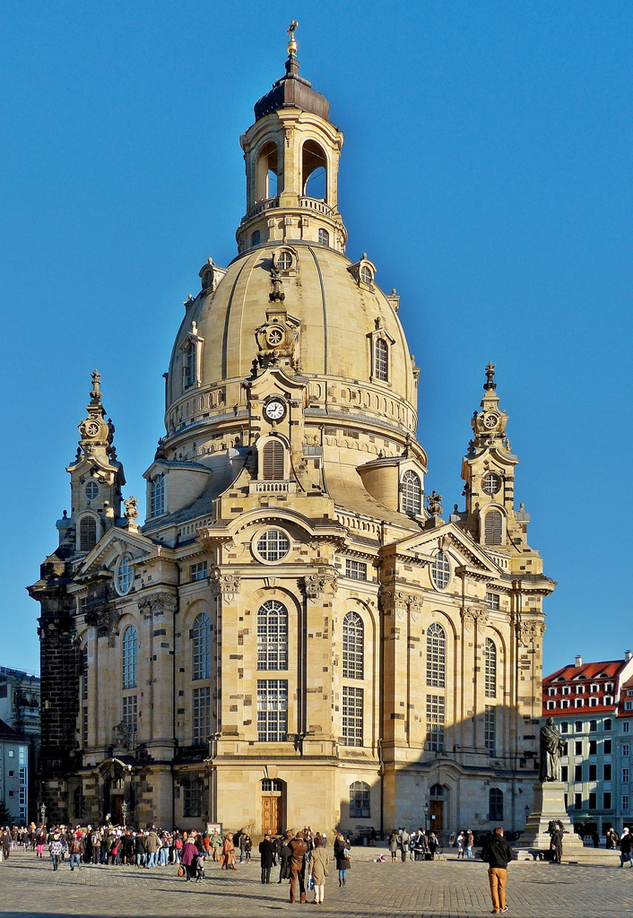 . Die Dresdner Frauenkirche (urspr�nglich Kirche Unserer Lieben Frauen – der Name bezieht sich auf die Heilige Maria) ist eine evangelisch-lutherische Kirche des Barocks und der pr�gende Monumentalbau des Dresdner Neumarkts. Sie gilt als prachtvolles Zeugnis des protestantischen Sakralbaus und verf�gt �ber eine der gr��ten steinernen Kirchenkuppeln n�rdlich der Alpen.

Die Dresdner Frauenkirche wurde von 1726 bis 1743 nach einem Entwurf von George B�hr erbaut. Im Luftkrieg des Zweiten Weltkriegs wurde sie w�hrend der Luftangriffe auf Dresden in der Nacht vom 13. zum 14. Februar 1945 durch den in Dresden w�tenden Feuersturm schwer besch�digt und st�rzte am Morgen des 15. Februar ausgebrannt in sich zusammen. In der DDR blieb ihre Ruine erhalten und diente als Mahnmal gegen Krieg und Zerst�rung. Nach der Wende begann 1994 der 2005 abgeschlossene Wiederaufbau, den F�rdervereine und Spender aus aller Welt finanzieren halfen.

Am 30. Oktober 2005 fand in der Frauenkirche ein Weihegottesdienst und Festakt statt. Aus dem Mahnmal gegen den Krieg soll nun ein Symbol der Vers�hnung werden. 28.12.2012 (Jeanny)