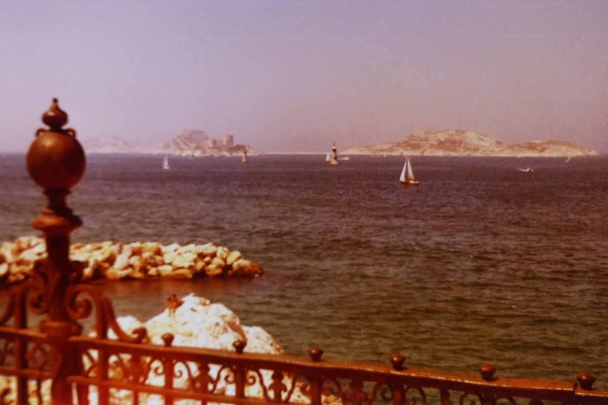 . Die Frioul-Inseln (franz�sisch: Archipel du Frioul) mit der �le d’If und dem ber�hmten Ch�teau d'If von Marseille aus gesehen am 05. oder 06.06.1976 - fotografierter Papierabruck. (Jeanny)