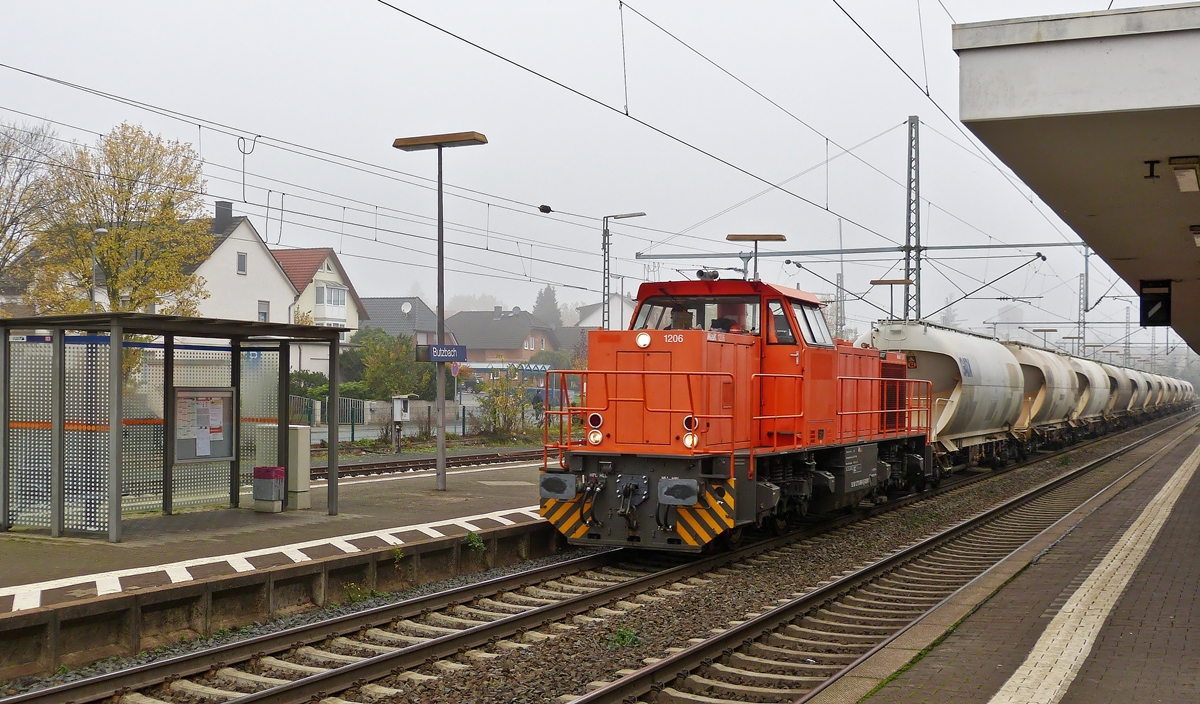 . Die MRCE 275 868-8 zieht am 01.11.2014 einem Kalkzug durch den Bahnhof Butzbach. (Hans)