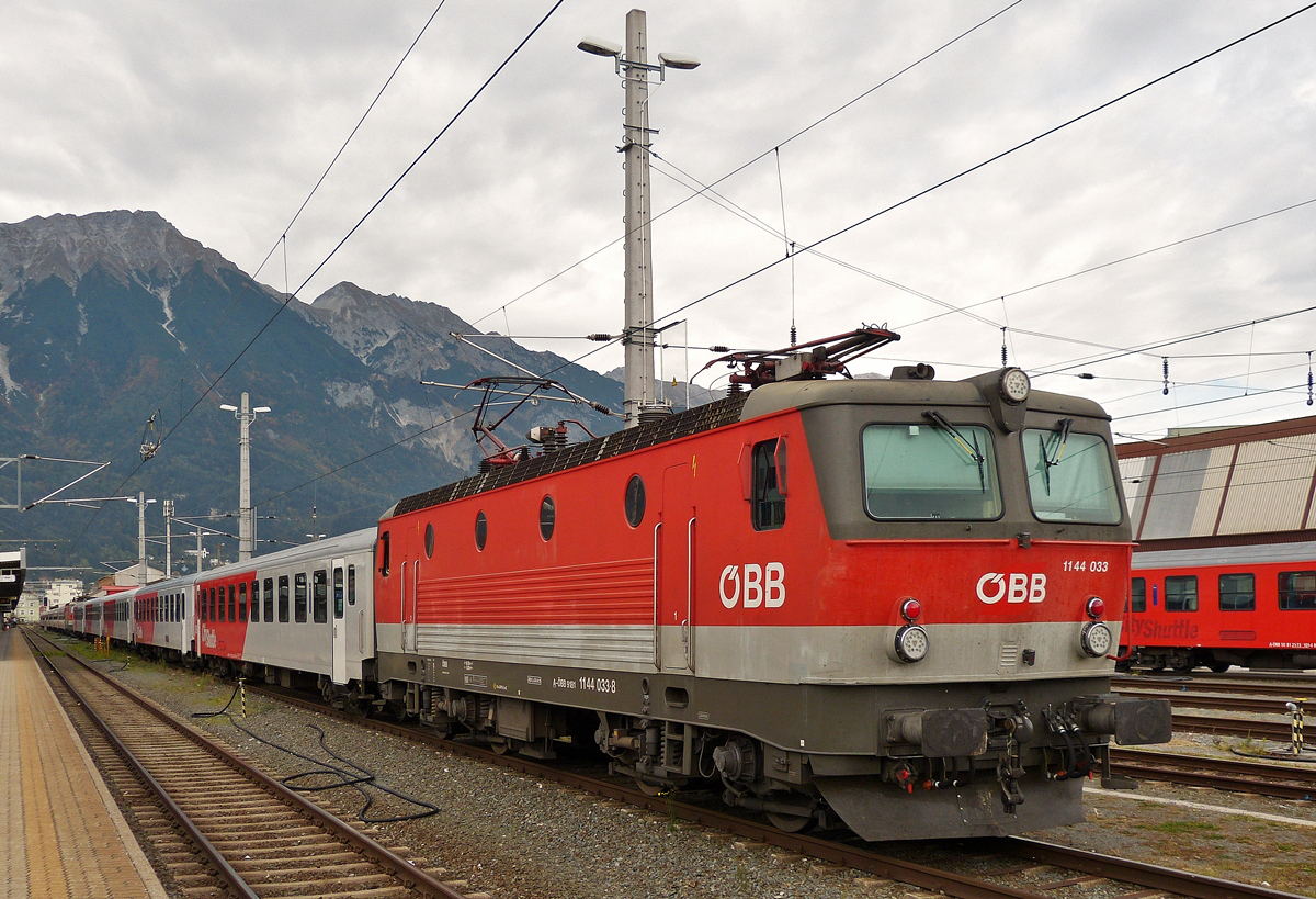 . Die BB 1144 033 steht am 06.10.2015 mir einem Regionalzug im Hauptbahnhof von Innsbruck. (Hans)