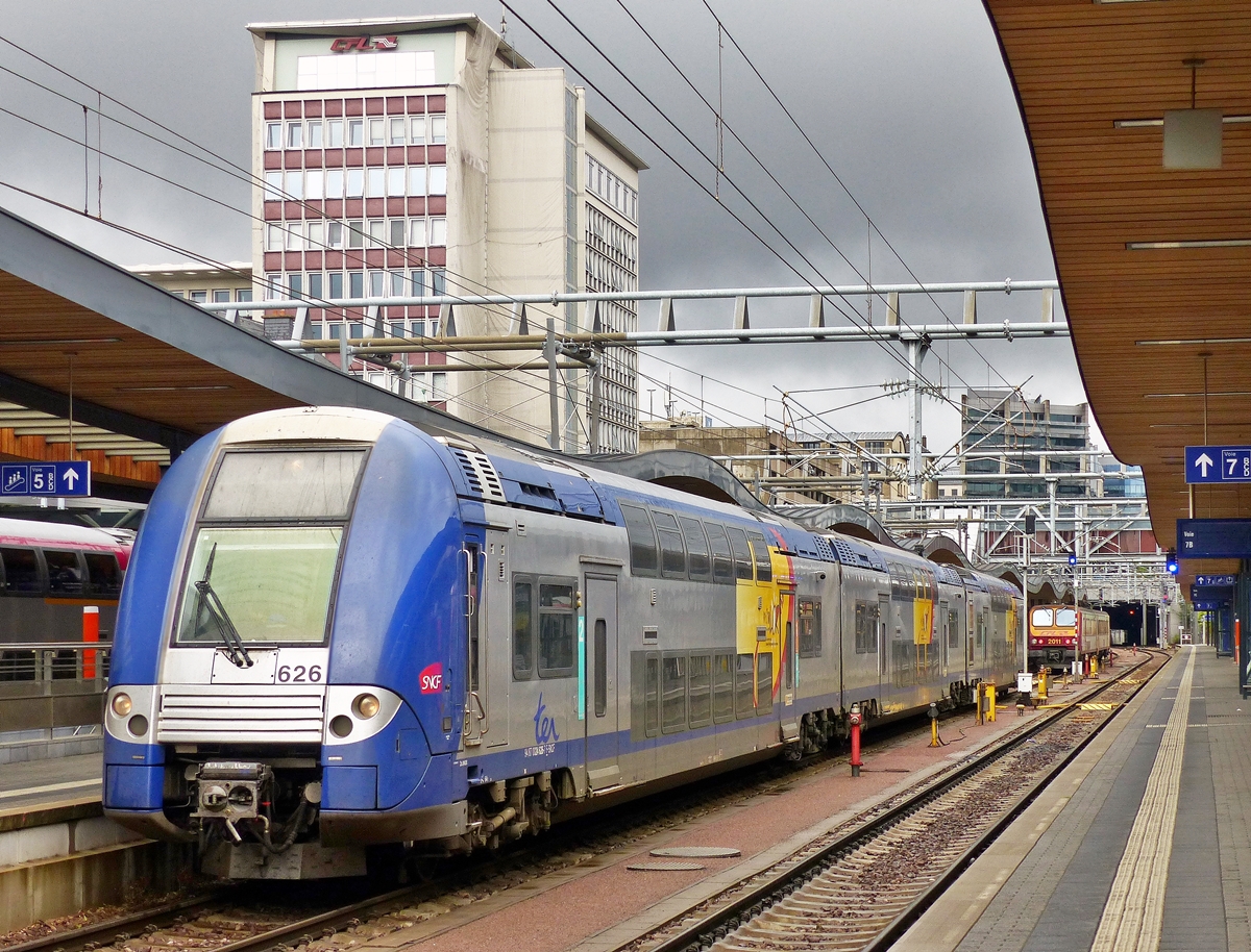 . Die SNCF TER  Rame  625/626, ein Alstom Coradia Duplex der SNCF Srie Z 24500 in den Farben des TER Lorraine, stand am 15.08.2015 am Bahnsteig im Bahnhof von Luxembourg als RE nach Nancy-Ville zur Abfahrt bereit. (Jeanny)