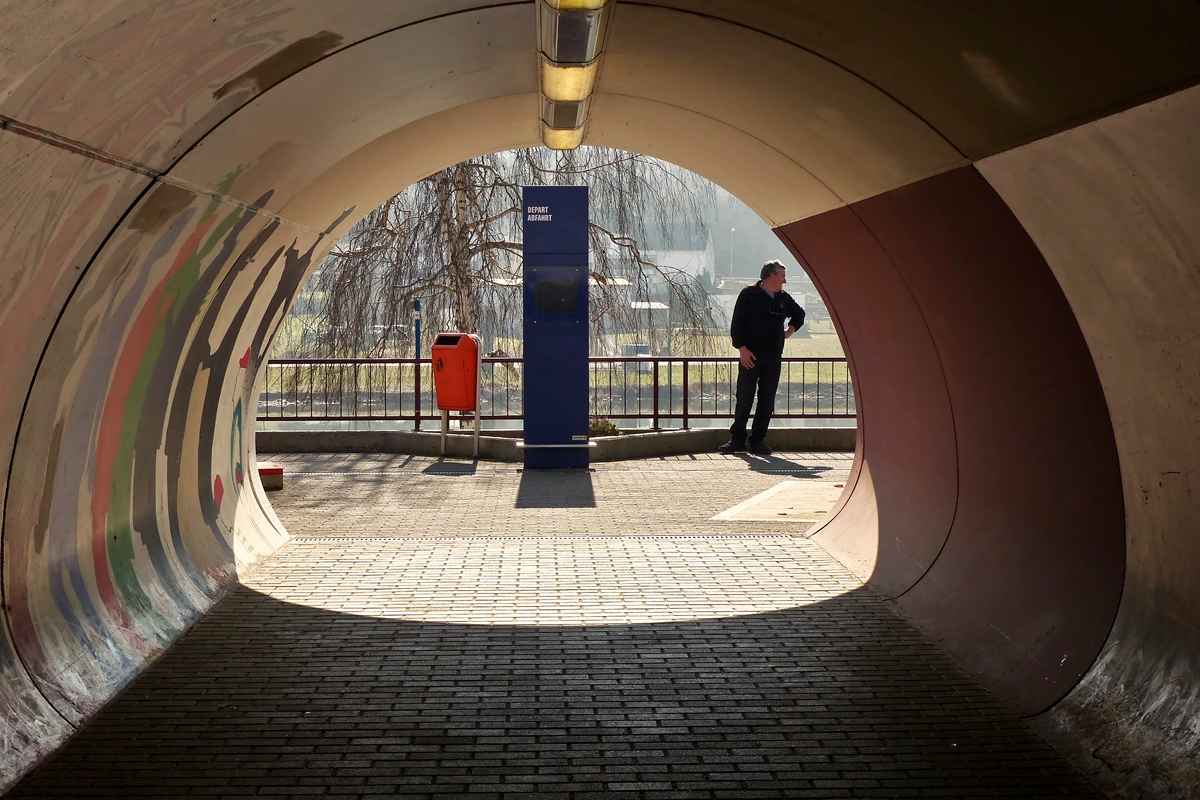 . Die Unterf�hrung im Bahnhof von Wasserbillig f�hrt direkt an die Mosel. 17.03.2015 (Jeanny)