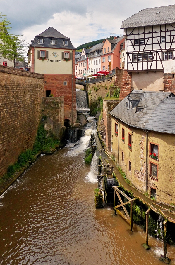 . Die Wasserfarbe der Leuk in Saarburg l�sst das morgentliche Gewitter noch erahnen. 23.06.2015 (Jeanny)