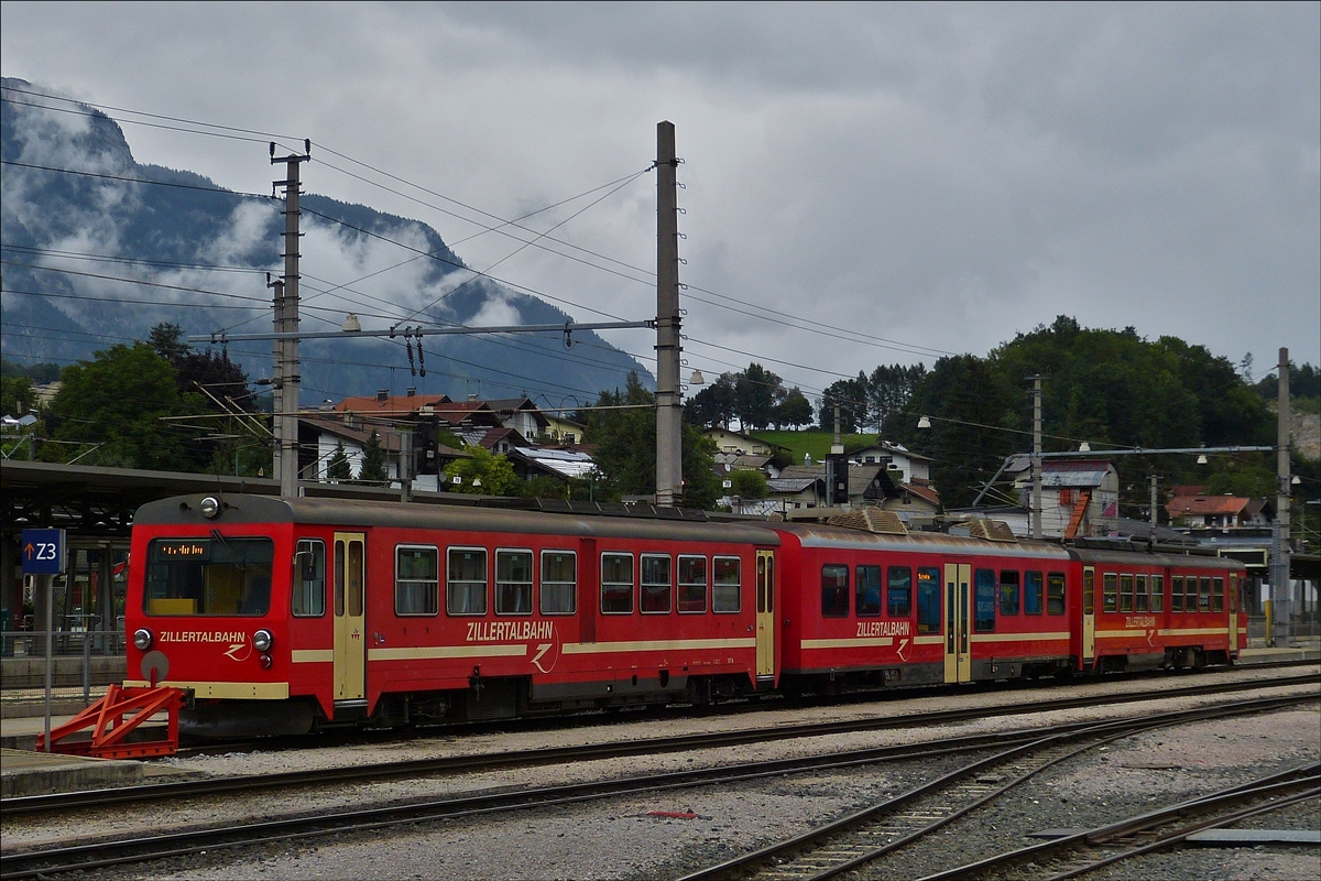 . Dieseltriebzug der Zillertalbahn steht abfahrt bereit in Richtung Mayerhofen im Bahnhof von Jenbach.  22.08.2016
