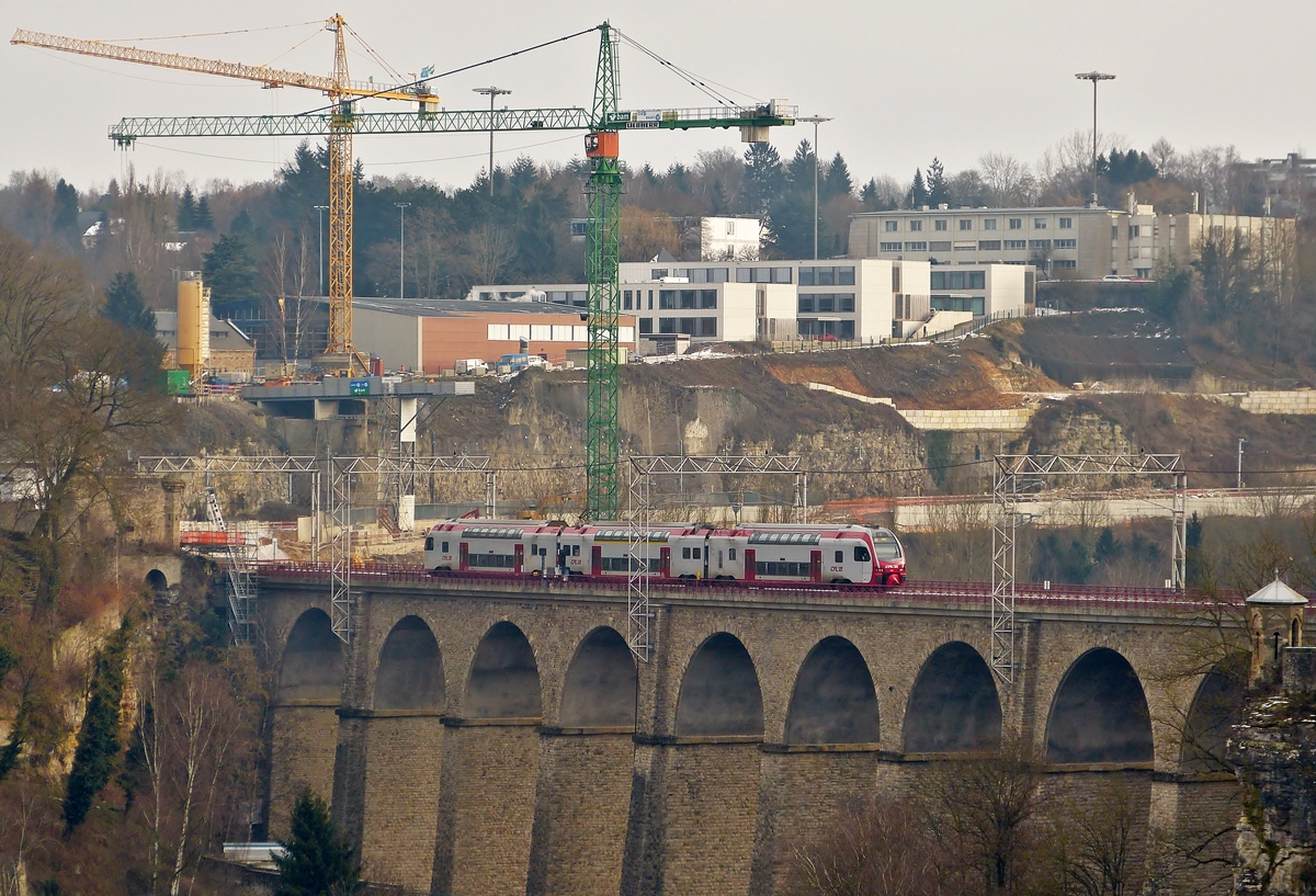 . Ein CFL KISS befhrt am 06.02.2015 den Pulvermhle Viadukt (Bisser Brck) in der Stadt Luxemburg vor der Kulisse der riesigen Baustelle zum vierspurigen Ausbau der Brcke. (Hans)