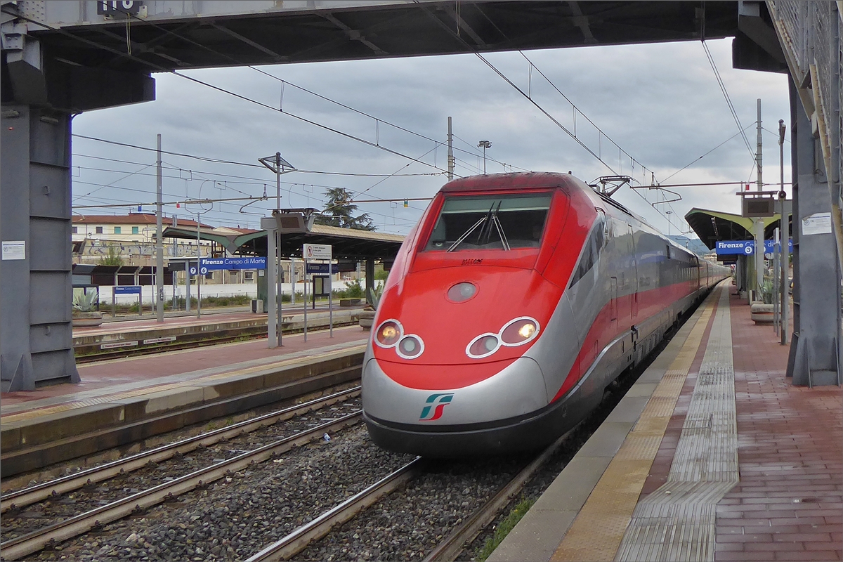 Ein Frecciarossa Zug durchfhrt ohne Halt den Bahnhof von Firenze Campo di Marte.  18.05.2019 (Hans)