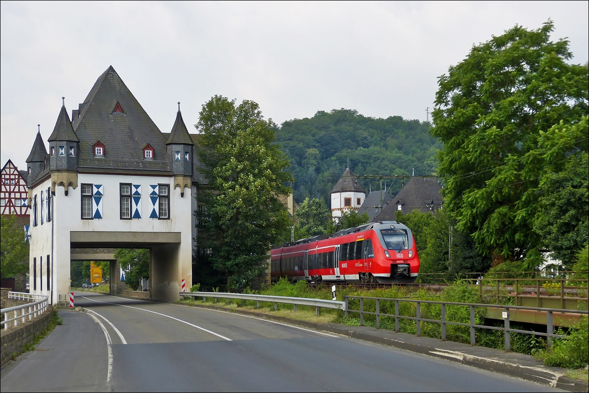 . Ein Hamster befindet sich auf dem Weg nach Koblenz und passiert am 22.06.2014 das Schloss Gondorf in Kobern-Gondorf. (Hans)