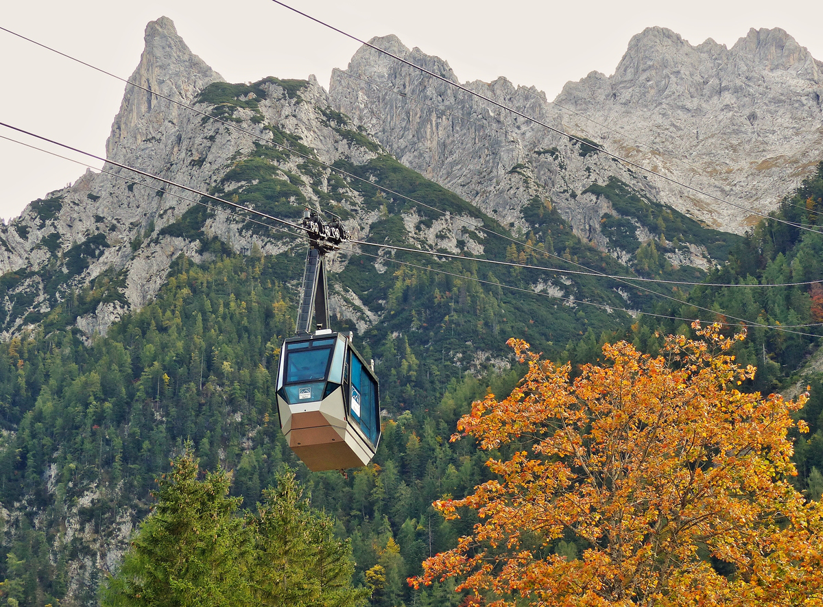 . Eine Gondel der Karwendelbahn schwebt am 05.10.2015 der Talstation in Mittenwald entgegen. (Jeanny) 