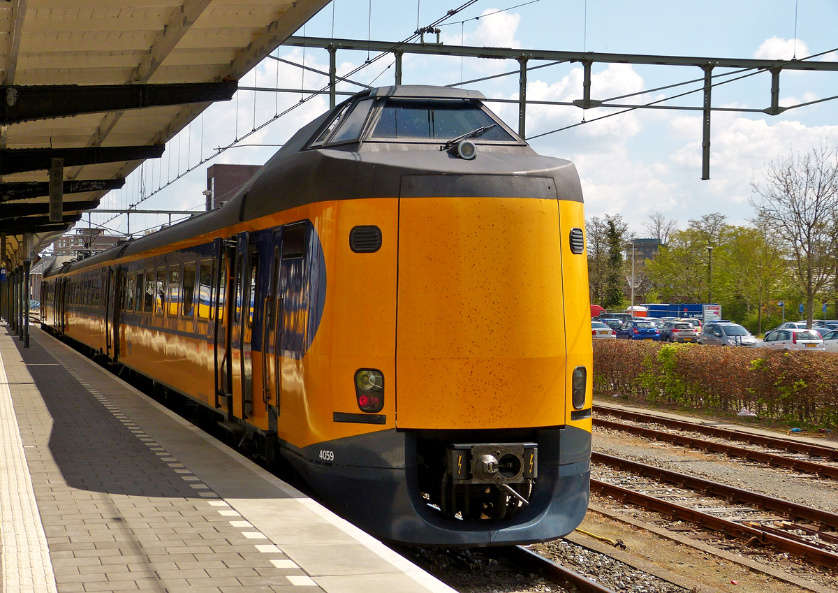 . Eine imposante Erscheinung - Der Koploper  [NS ICM-2 (Plan Z)] 4059 stand am 04.05.2016 abfahrbereit im Bahnhof von Leeuwarden. (Hans)