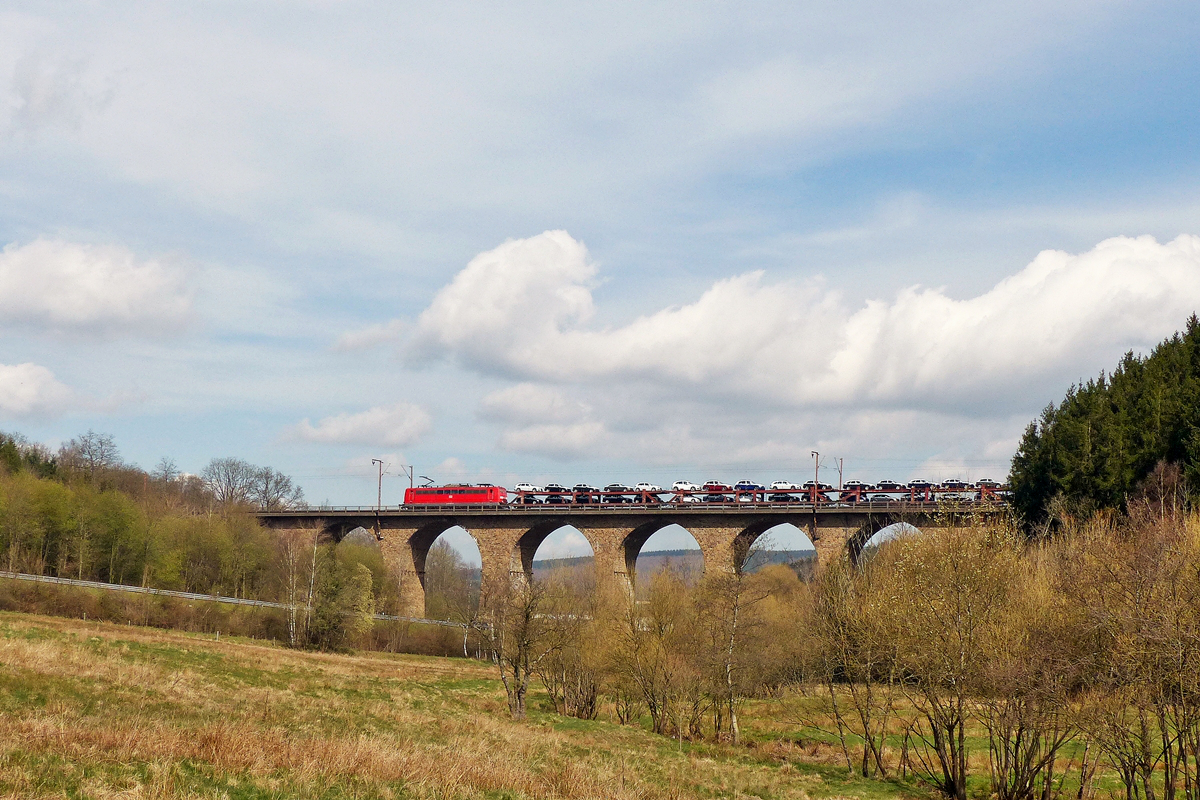 . Eine unerkannt gebliebene Lok der BR 151 der DB Cargo AG zieht am 12.04.2016 einen Autozug ber den Rudersdorfer Viadukt in Richtung Siegen. (Jeanny)