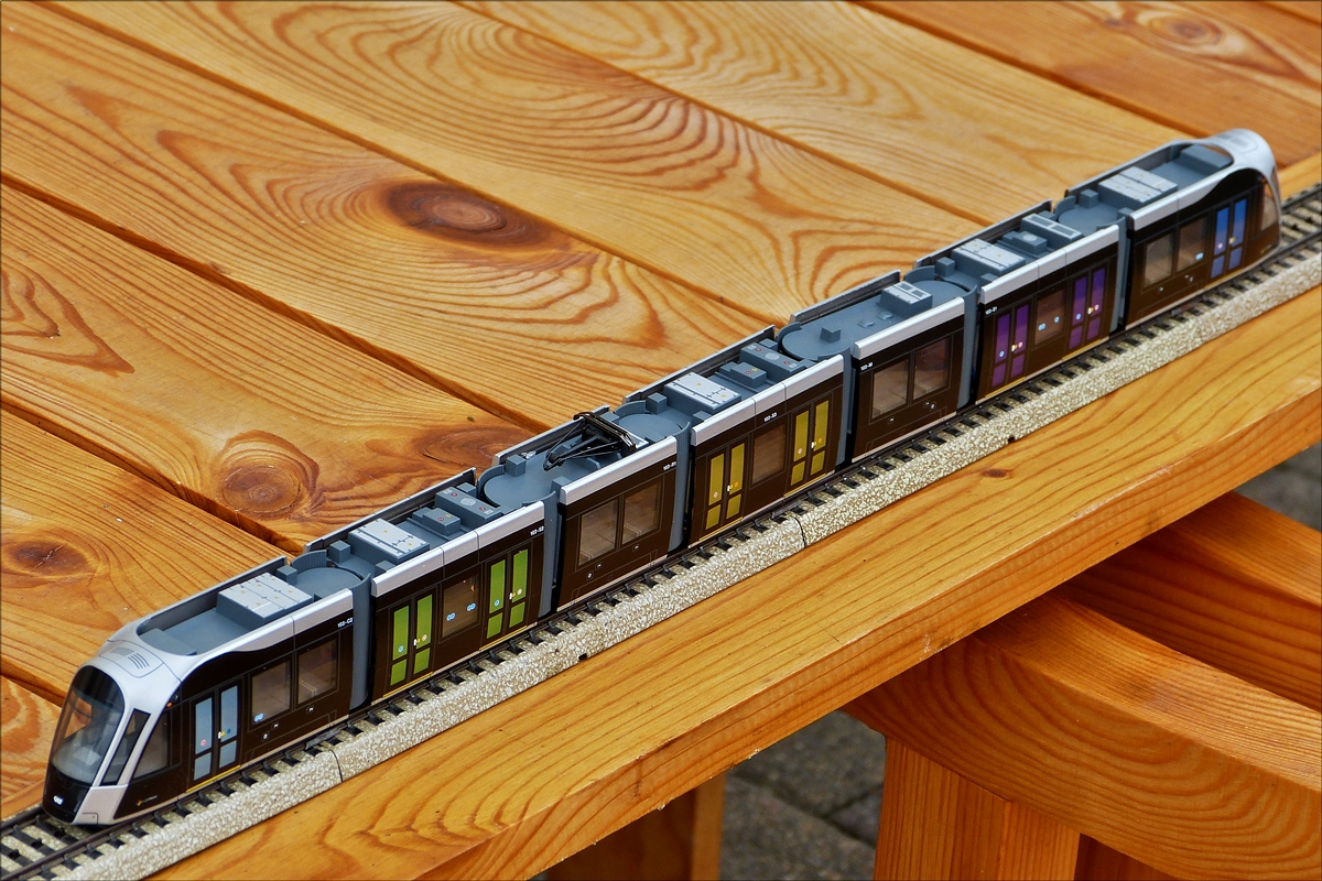 . Endlich angekommen - Mit einiger Versp�tung ist nun endlich das Modell eines Wagens der Luxemburger Stra�enbahn (LUXTRAM S.A.) ausgeliefert worden. 29.05.2018 (Hans)